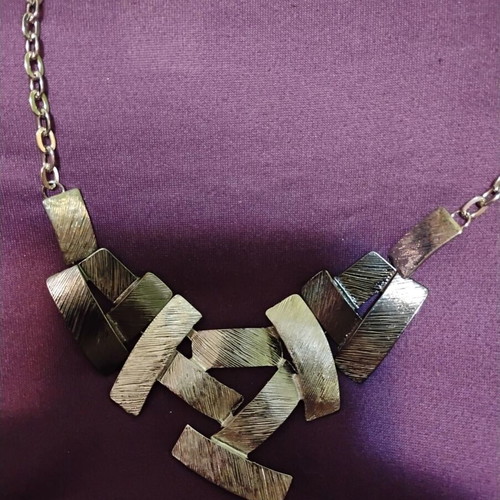 Metal necklace new, modern design, silver color