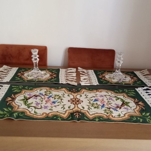 Embroidered table linen set with 2 napkins, like new