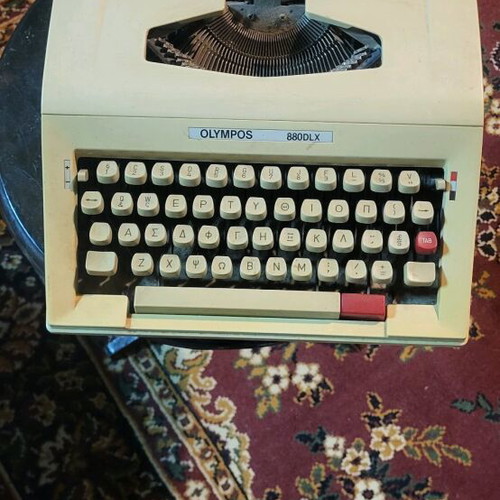 Olympos 880DLX typewriter used with carrying case