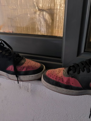 Nike sneakers used, youth black and red, size 41