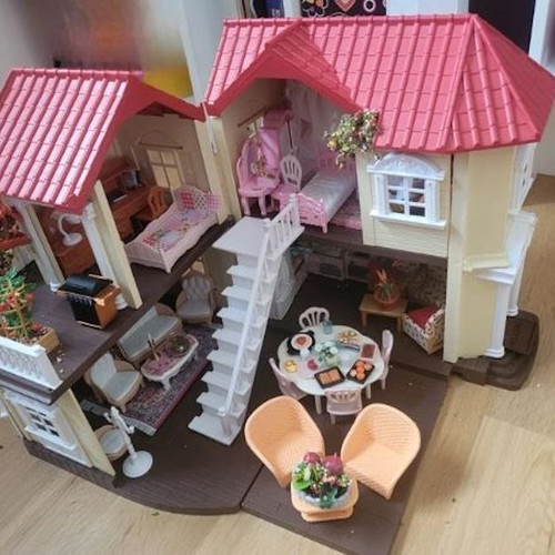 Sylvanian Villa fully furnished with accessories and 3 surprise animals