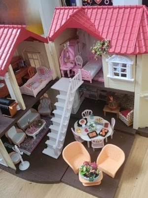 Sylvanian Villa fully furnished with accessories and 3 surprise animals