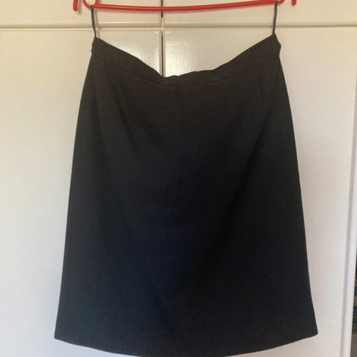 Women's midi skirt like new, size large, warm fabric, with lining