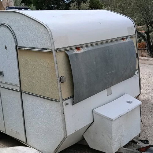 Raphael 4.5 Meter Caravan with Gas Stoves and Refrigerator