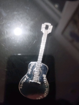 Small metal guitar like new, for keychain or decoration