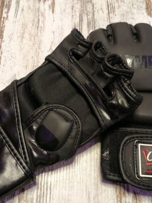MME gloves like new, size large