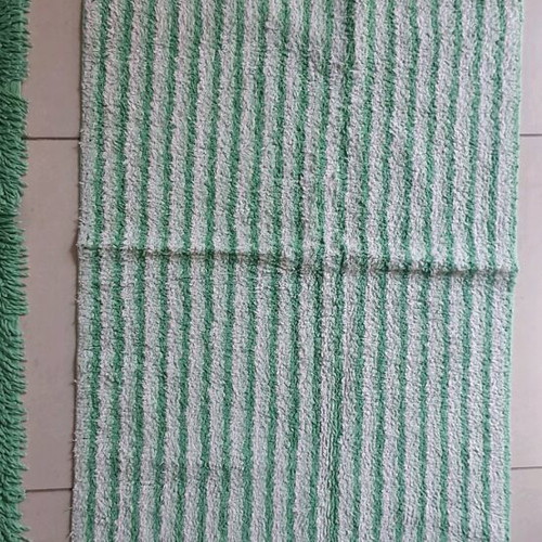 Set of 3 bath mats like new, soft and absorbent