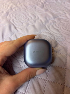 Samsung Galaxy Buds Pro like new Bluetooth headphones with charging case Phantom Violet