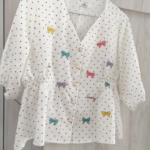Women's shirt one size with light gathers and pearl buttons like new