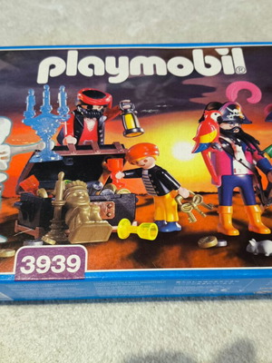 Playmobil 3939 pirate crew - pirate crew with skeleton and treasure 2000 - Sealed