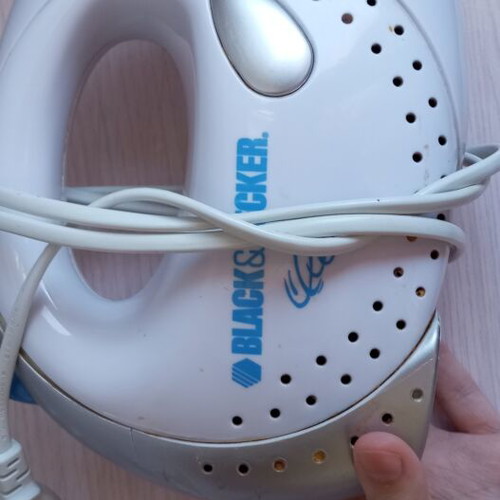 Black and Decker mixer like new, one beater broken