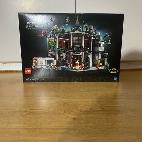Lego Batman Arkham Asylum 76300 new sealed set