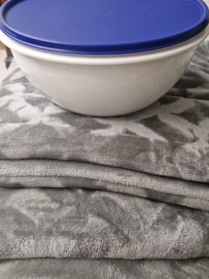 Tupperware container 2.75l like new