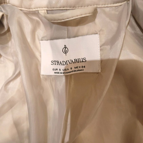 Stradivarius white faux leather jacket like new, short with zipper