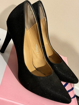 Black pointed pumps size 39 like new