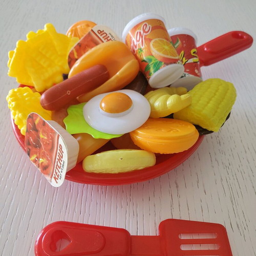 Toy frying pan with 30 fast food pieces like new