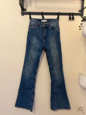 Cropped flared ψηλόμεσο τζιν Bershka νέο, μπλε, μέγεθος XS