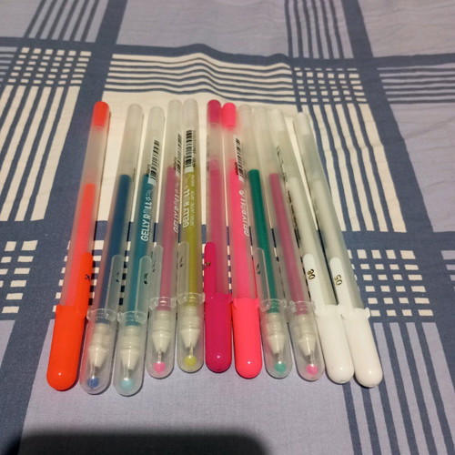 Sakura pens set like new