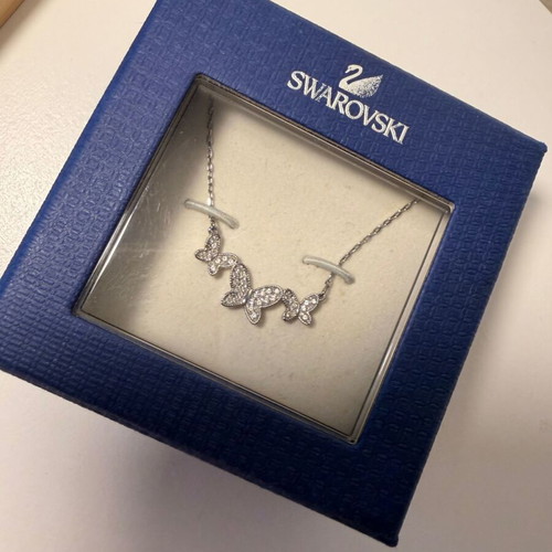 Swarovski necklace with butterflies like new, silver