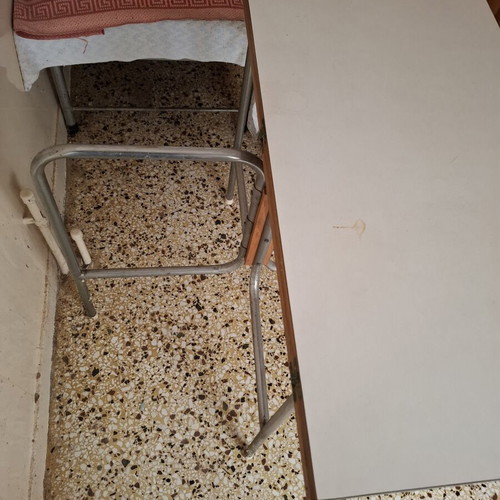 Πτυσσόμενο τραπέζι μεταχειρισμένο με 2 συρτάρια, χωράει 8 άτομα