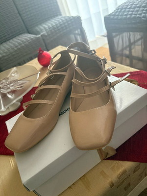 Box Shoes ballerinas used, nude patent leather, size 40