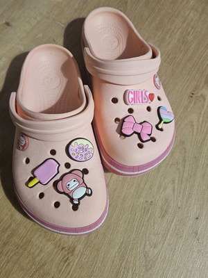 Crocs παιδικά ροζ σαν καινούργια με 6 ολοκαίνουργια Charms
