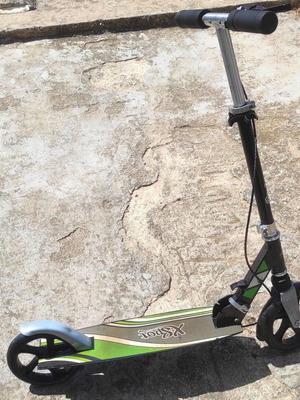 XSpot kids scooter used with handbrake for ages 7+