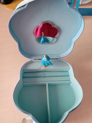 Musical wind-up children's music box like new with movement 19 cm