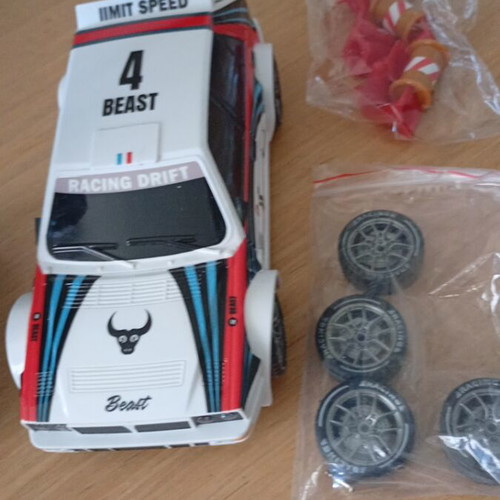 R/C car with 4 wheel drive and extra tires