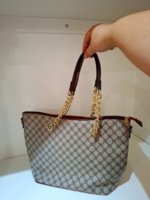 Classic women's shoulder bag with chains used, multicolor