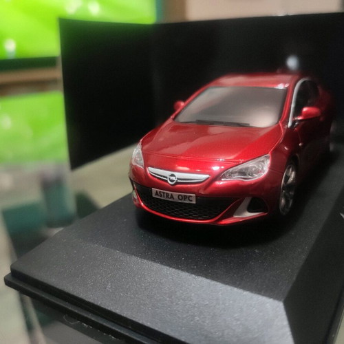 Opel Astra OPC 1/43 new with slight tears on packaging