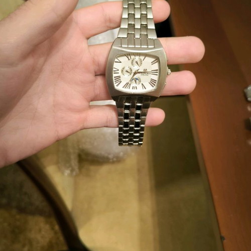 Men's watch needs battery