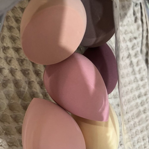 Makeup sponges new set of 6 with plastic perforated container