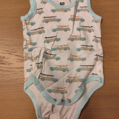 Baby Sleeveless Bodysuit HB with Cars like new, 3-6 months