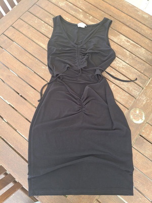 Μαύρο κολλητό κοντό φόρεμα με άνοιγμα στην κοιλιά, μέγεθος S