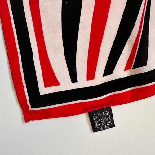 Silk scarf Lucia like new, size 51/53 cm