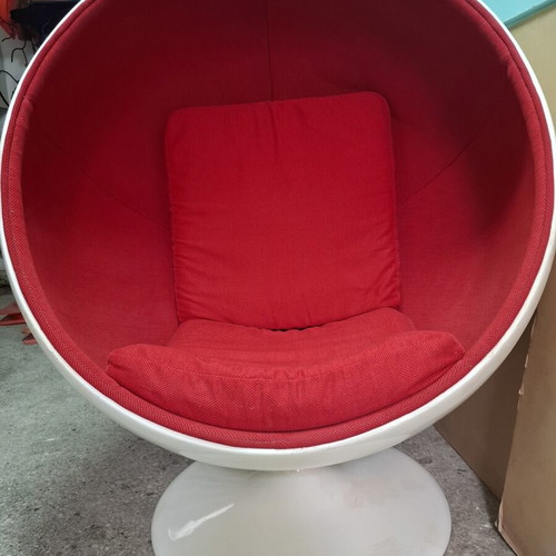 Armchair like new, height 130 cm, red fabric