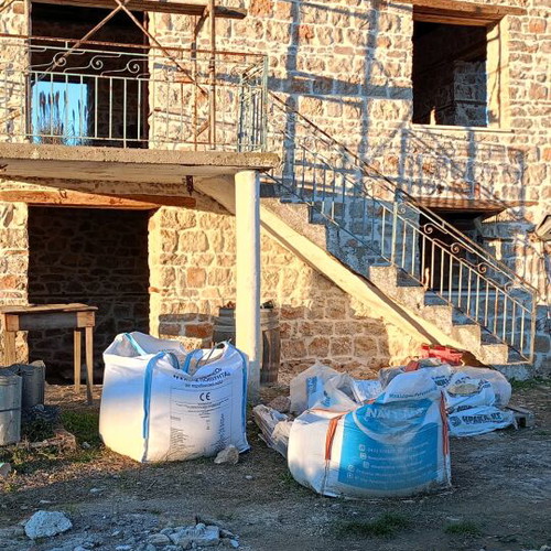 Πέτρινη μονοκατοικία δύο επιπέδων 90 τ.μ. στο Ν. Τρικάλων, σε ανακαίνιση