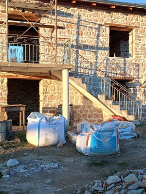 Πέτρινη μονοκατοικία δύο επιπέδων 90 τ.μ. στο Ν. Τρικάλων, σε ανακαίνιση