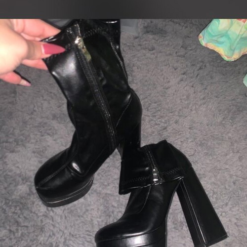 Boots black leather platform with silver hardware like new