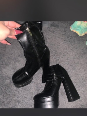 Boots black leather platform with silver hardware like new