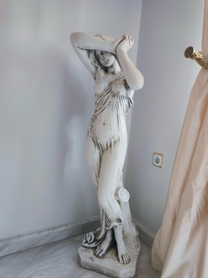 Female figure statue like new