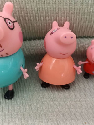 Peppa miniatures with Daddy Pig and Mummy Pig like new