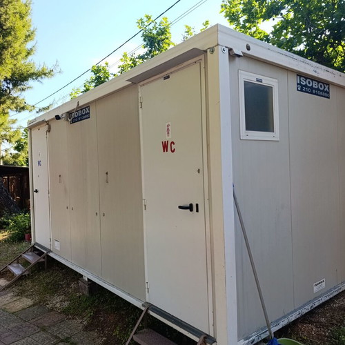 Isobox Toilets like new, prefabricated unit with 4 WC and 2 aluminum doors