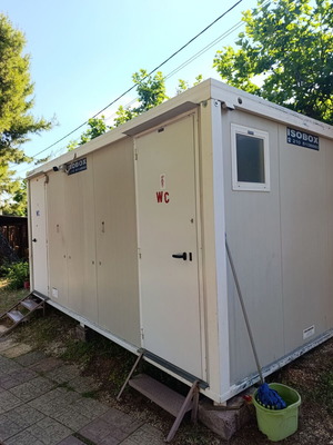 Isobox Toilets like new, prefabricated unit with 4 WC and 2 aluminum doors