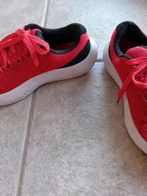 Under Armour kids athletic shoes used, size 37.5, red