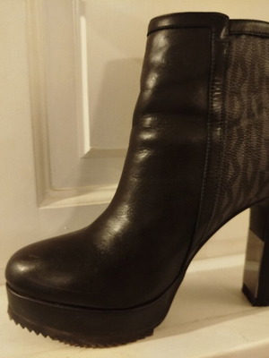 DKNY women's boots size 37 like new, black