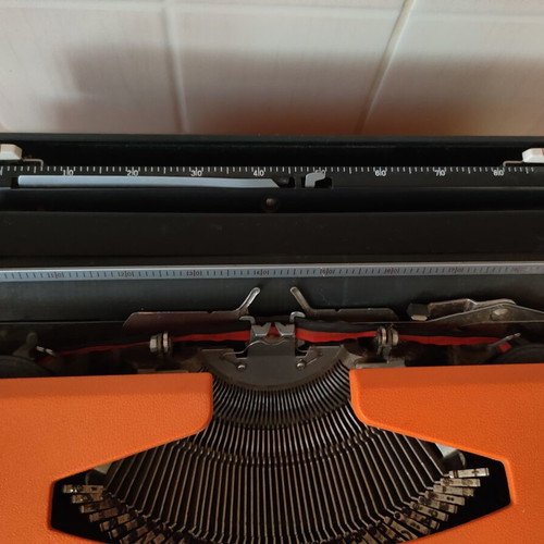 Brother Deluxe 650TR Typewriter like new, orange 70's