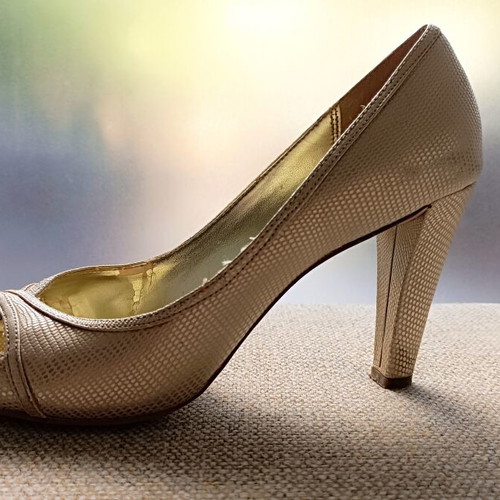 Peep-toe Anne Klein pumps used, satin beige snake effect