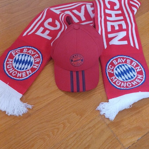 FC Bayern München scarf and hat set like new, kids one size